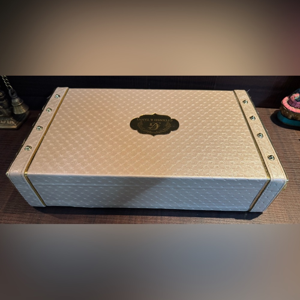 ❤️ Luxurious One of a kind! Gold and Cream Patterned Box. - Picture 6 of 9